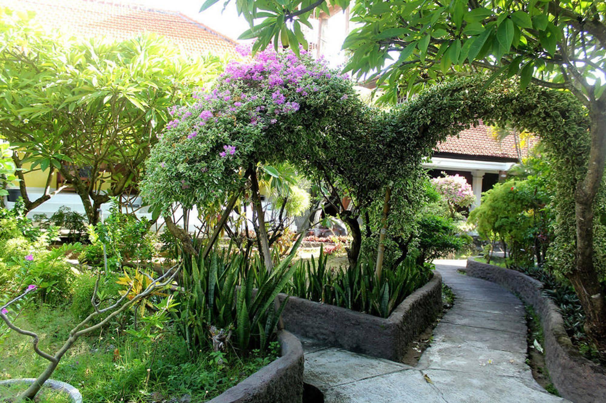 Berlian Inn Kuta Beach Exteriör bild